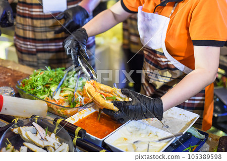 Vietnamese woman serving traditional vietnamese sandwich banh mi in street food at night 105389598