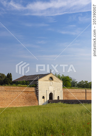 The walls of Sabbioneta, UNESCO World Heritage site, Lombardy, Italy 105390007