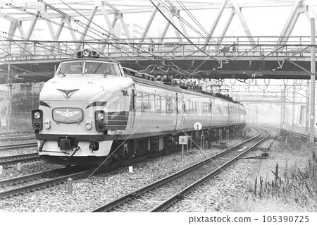 Limited Express "Hakutaka" Kuha 489-503 and others, running between Ueno and Kanazawa, at Warabi, October 19, 1982 105390725
