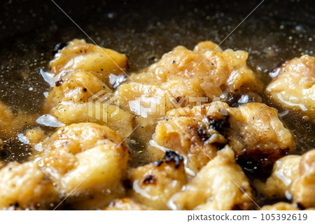剩下的烤雞肉串(bonjiri)重拍烹飪場景。在煎鍋中加入高湯煮沸,使雞蛋粘在一起。 剩下的烤雞肉串(bonjiri)重拍烹飪場景。在煎鍋中加入高湯煮沸,使雞蛋粘在一起。 105392619