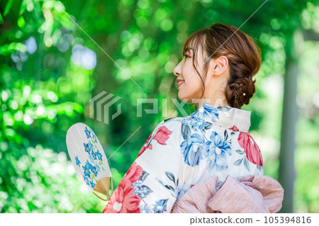 Japanese woman in a yukata with a fan Japanese woman in a yukata with a fan 105394816