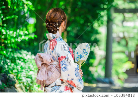 穿著浴衣拿著扇子的女人的後視圖 穿著浴衣拿著扇子的女人的後視圖 105394818