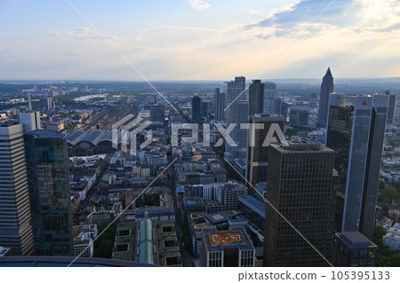 法蘭克福城市天際線和從主塔的夜景/德國 法蘭克福城市天際線和從主塔的夜景/德國 105395133