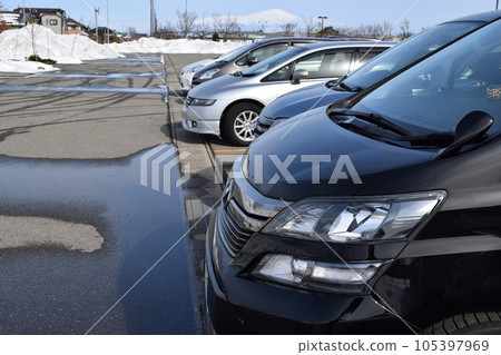 停放的汽車室外停車場 停放的汽車室外停車場 105397969