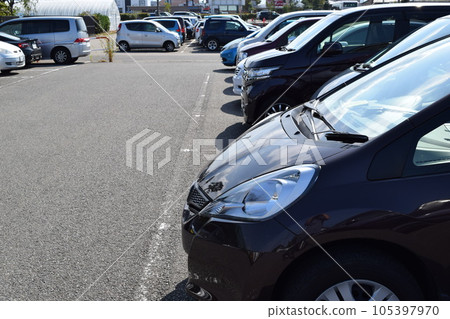 停放的汽車室外停車場 停放的汽車室外停車場 105397970