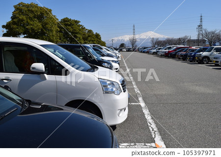 停放的汽車室外停車場 105397971