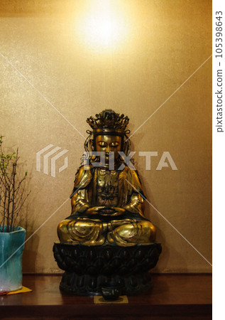 Gold Buddha statue Gold Buddha statue 105398643