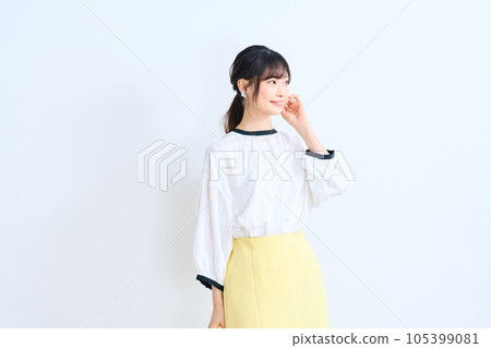 一個穿著便衣的年輕女子 105399081