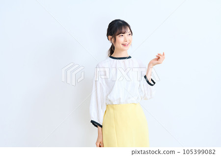 A young woman in plain clothes 105399082