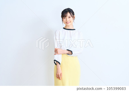 A young woman in plain clothes 105399083