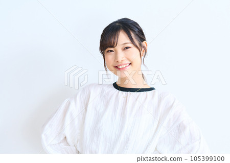 一個穿著便衣的年輕女子 105399100