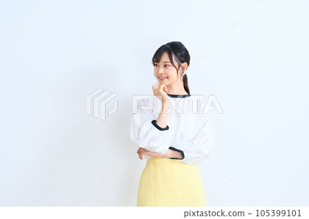 一個穿著便衣的年輕女子 105399101