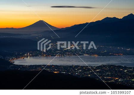 長野縣/黎明前從高博地高原看到的富士山和諏訪湖周邊地區 105399107