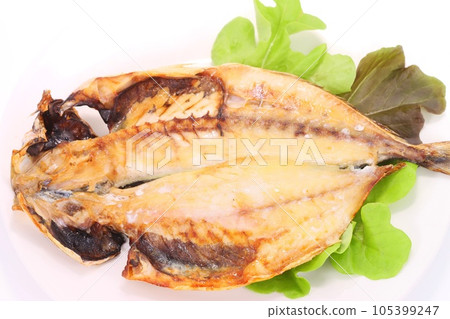 幹竹莢魚、烤魚、魚菜、明亮的背景 105399247