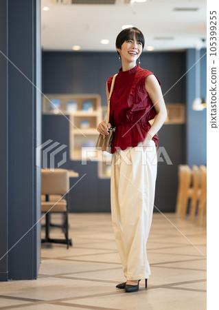 Alasar woman shopping/outing image portrait Alasar woman shopping/outing image portrait 105399255