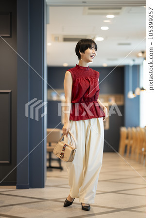 Alasar woman shopping/outing image portrait 105399257