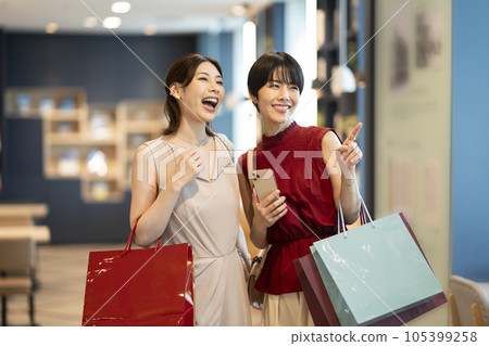 Young woman shopping image Photography cooperation: Credisce (Maruzen Yushodo Co., Ltd.) 105399258
