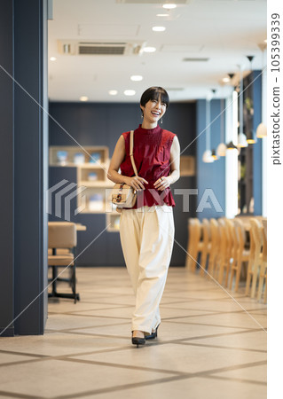 30 歲出頭的微笑女性購物/郊遊圖像肖像 30 歲出頭的微笑女性購物/郊遊圖像肖像 105399339
