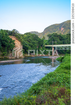 利根川上越線鐵橋赤城町田下附近的清晨風景 105399410