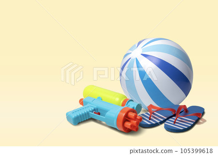 沙灘球、水槍、沙灘涼鞋。玩水、夏天、暑假等的圖像。 105399618