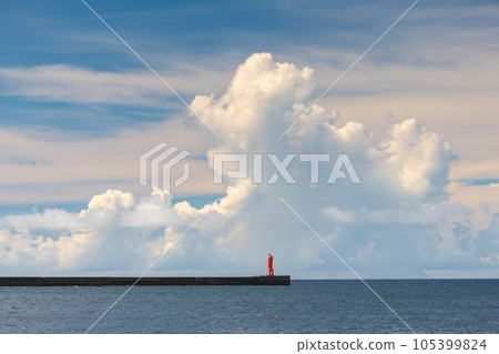 屋久島:積雨雲在藍色的夏日天空升起 屋久島:積雨雲在藍色的夏日天空升起 105399824