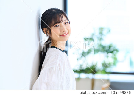 一個穿著便衣的年輕女子 105399826