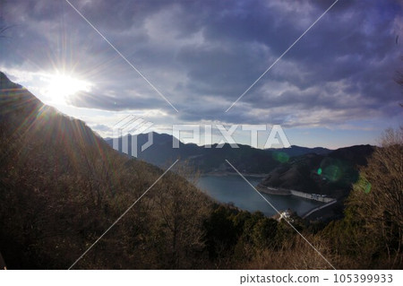 從白峰公園展望台看到的下久保大壩、神無湖和太陽 從白峰公園展望台看到的下久保大壩、神無湖和太陽 105399933