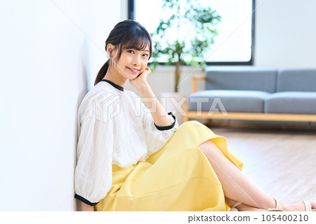 A young woman in plain clothes 105400210
