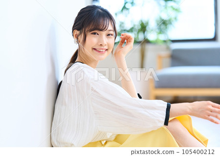 A young woman in plain clothes 105400212