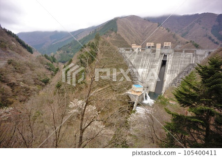 富木水壩的堤壩和流水 105400411