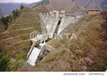 富木水壩的堤壩和流水 105400412