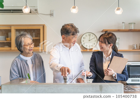 亞洲女商人在住房展廳、樣板房、房屋製造商向老年夫婦解釋 105400738