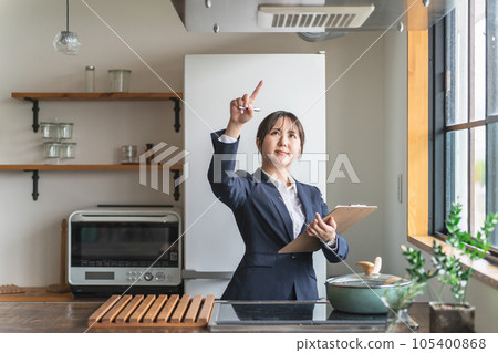 亞洲女商人在廚房檢查通風機 105400868