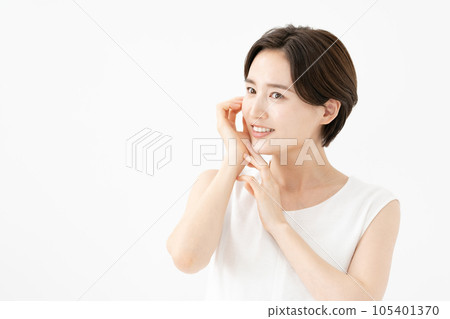 Beauty woman white background 105401370