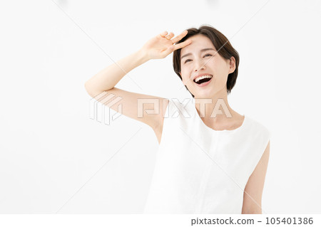 Beauty woman white background 105401386