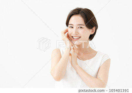 Beauty woman white background 105401391