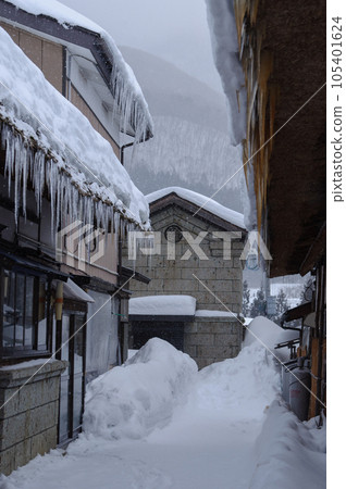 A back alley in a heavy snow town 105401624