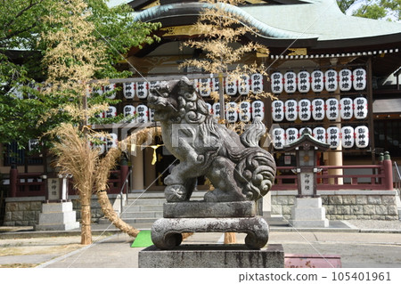 上田八幡宮的Komainu和Chinowa Pass 105401961