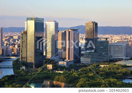 黃昏時分，從 The Fine Tower 大手前 31 樓的休息室欣賞大阪城、天滿橋、中之島和梅田的景色 105402003