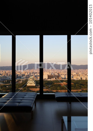 Views of Osaka Castle, Temmabashi, Nakanoshima, and Umeda from the lounge on the 31st floor of The Fine Tower Otemae at dusk 105402015