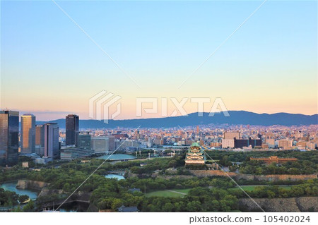 Views of Osaka Castle, Temmabashi, Nakanoshima, and Umeda from the lounge on the 31st floor of The Fine Tower Otemae at dusk 105402024