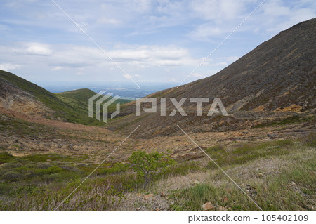 View of the mountain trail from the teahouse ruins evacuation hut on the northern peak of Mt. Chausu to the Nasu Ropeway Sanroku Station May 30, 2023 View of the mountain trail from the teahouse ruins evacuation hut on the northern peak of Mt. Chausu to the Nasu Ropeway Sanroku Station May 30, 2023 105402109