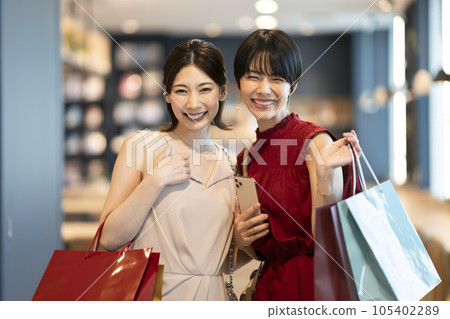 Women in around 30 years Shopping with female friends Photography cooperation: Credisce (Maruzen Yushodo Co., Ltd.) 105402289