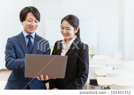 A smiling full-time businessman / business woman in a suit (judicial scrivener / cram school lecturer) A smiling full-time businessman / business woman in a suit (judicial scrivener / cram school lecturer) 105402352