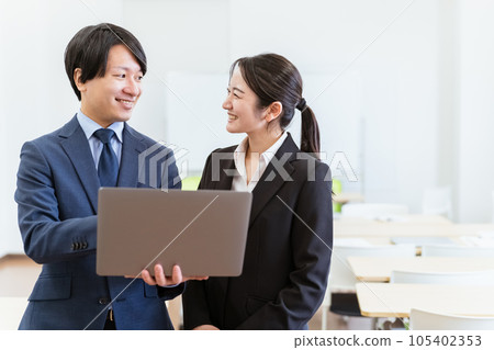 Smiling full-time businessmen and businesswomen (men and women) in suits Smiling full-time businessmen and businesswomen (men and women) in suits 105402353