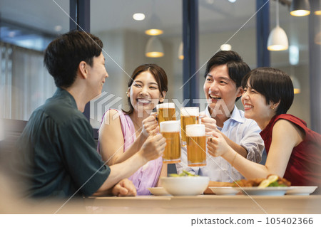 青年男女舉杯啤酒攝影合作：Creadisce（丸善湯堂株式會社） 105402366