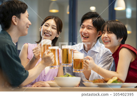年輕男女與啤酒杯飲酒聚會/歡呼圖像 105402395
