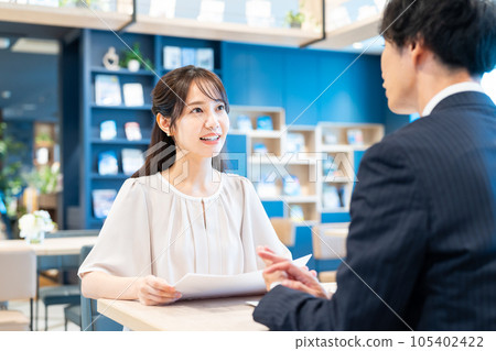 A young woman sitting and consulting with a planner Photography cooperation: Credisce (Maruzen Yushodo Co., Ltd.) A young woman sitting and consulting with a planner Photography cooperation: Credisce (Maruzen Yushodo Co., Ltd.) 105402422