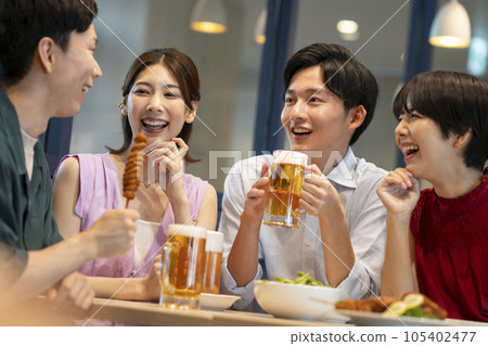 年輕男女拿著啤酒杯宴會/飲酒會形象 年輕男女拿著啤酒杯宴會/飲酒會形象 105402477