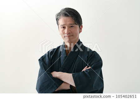 middle man in kimono 105402651